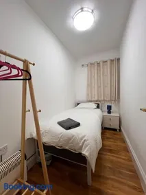 10 Bed House with Parking! - Image 5