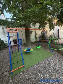 Guntia Family Apartments mit einem Garten und einem Spielplatz - Image 1