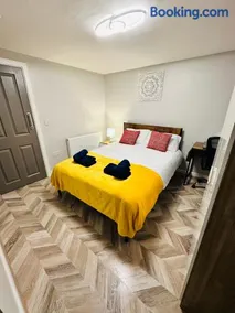 Comfy Studio Flat and Workspace near Ashton-U-Lyne Station - Image 1