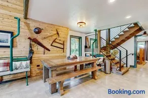 Mountain lodge with hot tub game room and home theater - Image 5