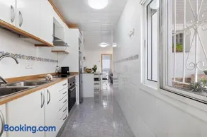 Appartement avec jardin, internet haut débit et barbecue | Vue ville - Image 3