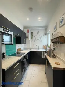 Top Deck - Fresh, stylish seaside apartment - Image 5