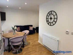 Newly constructed 3 bed town house next to the canal with Private Car Park - Image 2