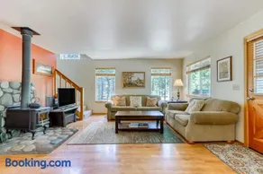 Dog-friendly lodge on 1 acre with deck & woodstove - walk to Deschutes River - Image 2