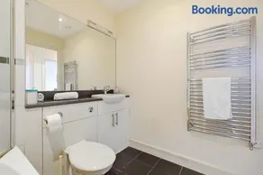 Stylish City Living with free 2-Bay Secure parking - Image 3