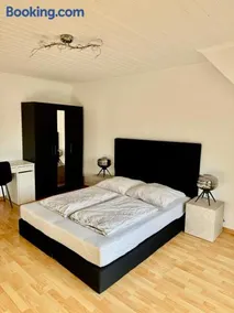 Praktisches Zimmer Im Großen Haus Mit Garten - Image 1