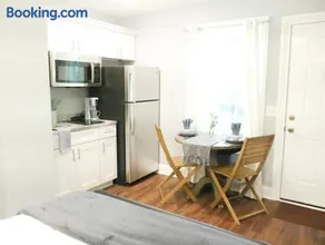 Charming St. Ann Studio - Image 4