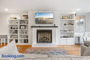 Designer 3 BR Townhome with Beautiful Backyard - Image 5
