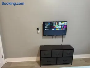 Modern cozy home with private patio - Sleeps 6 - Image 2