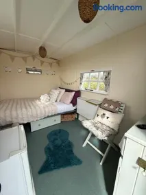 Hut 4 Ewe glamping pod with shared facilities - Image 2