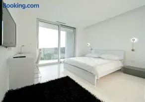 House Iaquin - Image 2