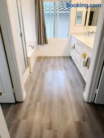 Big master bedroom private bathroom - Image 4