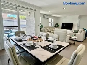 Stylish 2BR City Escape next Harbour with 2 parking - Image 2