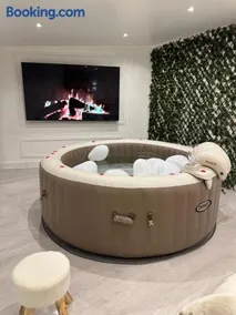 F2 jacuzzi moderne et spacieux - Image 2