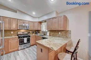 Cozy Getaway with King Bed, BBQ & Spacious Backyard - Image 3
