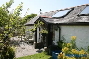 Cosy barn on rural smallholding with alpacas, goats & pigs - Image 1