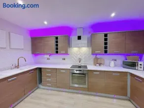 Luxury 2 bedroom Leeds City Apartment with Free parking & Jacuzzi bath - Image 3