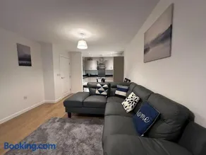 Modern 2 bed 2 bath Flat Close to Train station - Image 5