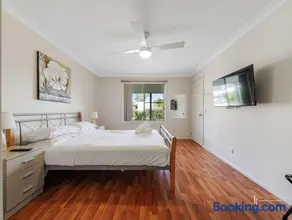 Spacious Broulee Retreat Near Beach - Image 5
