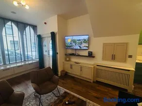 Twenty 7 - Modern & Spacious Townhouse - Image 5