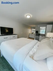 Meadow Room at The Trailblazer Unit 12 - Image 3