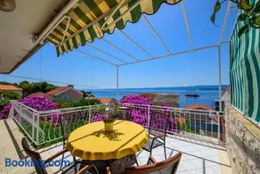 Award winning Garden Apartment with large Terrace and amazing Seaview - Image 1