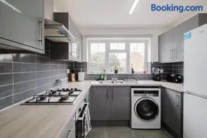 Spacious 4 Bedroom Home With Free Parking - Image 2