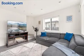Sleek Coach House with Designer Kitchen - Sleeps 7 - Image 2