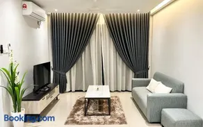 KLIA Luma Loft Homestay-Near KLIA & Sepang Circuit-3BR fully Aircond-Balcony-Fast WiFi-Netflix-2 Free Parking - Image 2