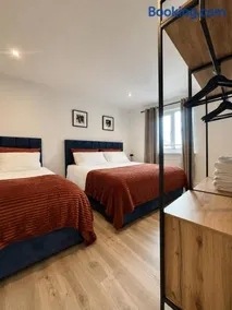 MODERN & STYLISH Bedford Apartment, SLEEPS 5, 2 FREE PARKING, QUIET LOCATION, 2 BED 2 BATH, 4 Separate Beds & Near M1 - Image 3