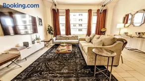 Classic Los Angeles Elegance in Downtown, Sleeps 4, Free Parking and 360 Degree View Roof Top Pool! - Image 1