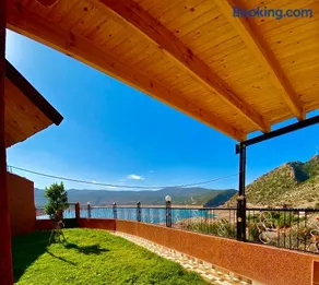 Scenic Lakeview House Near 5-Star Widian Hotel - Image 1