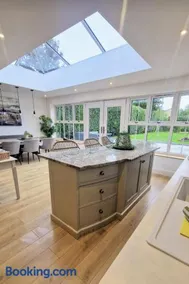 South Coast New Forest Holiday Home-4 Bed-Sleeps 8-Spacious-Parking-EV Dock-Large Garden-Playground-Great for Families-Groups-Professionals - Image 4