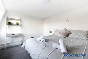 Luxe Maisonette- Parking, 4K TVs - Image 1