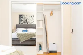 Room in cozy house close to Lawrence Ave, WiFi, parking - Image 4