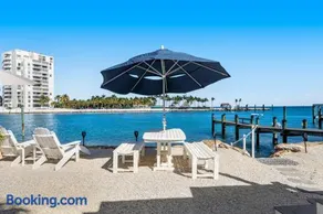 Waterfront beauty with a dock, small private beach, washer/dryer, & gas grill - Image 2