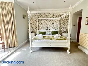 5 Bed Luxury Townhouse with Hot Tub, Rooftop Terrace, Perfect for Groups, Near Cruise Terminal - Image 2