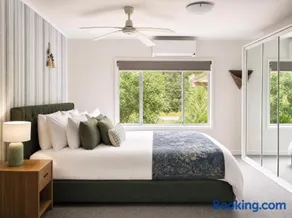 Relaxing Tin Can Bay Cottage, Walk to the water front and Pub - Image 2