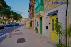 Sea Front Studio with Valletta Views - Image 1