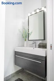 Modern 4-Bedroom Townhouse with Pool! - Image 5