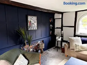 Stylish Tudor Cottage & Hot Tub - Image 4