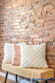 Adorable Historic Downtown Row House - Image 5