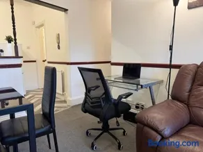 Sunny Beachside Apt with Free Parking - Image 5