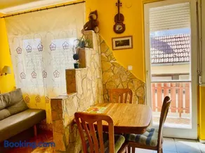 Sunny & Green Apartment - Image 1