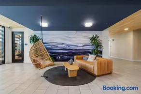 Stylish Condo Mins to Shoreline - Image 2