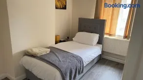 Contractor's Haven- 4-Bedroom House with Free Parking, Super Fast WiFi, Fran Properties in Aylesbury, Pets are Welcome! - Image 2