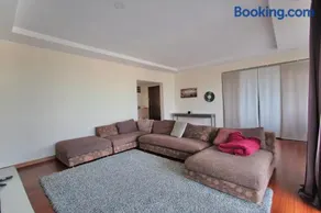 Your Deluxe Home in Cosmopolis - Image 4