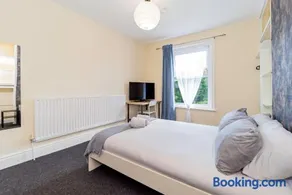 Shirley House 5, Guest House, Self Catering, Self Check in with smart locks, use of Fully Equipped Kitchen, close to City Centre, Ideal for Longer Stays and Fawley contractors - Image 4