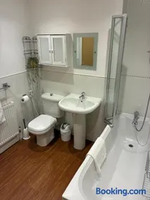 Spacious 5-Bedroom Home in Winkfield Row, Ascot - Image 2