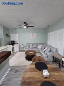 2-bedroom apartment in tranquil Indianapolis with AC comfort - Image 2